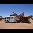 Ein Bus, umgebaut zum Noodeling (Opale finden in vom Staub/Sand getrennten Steinen)